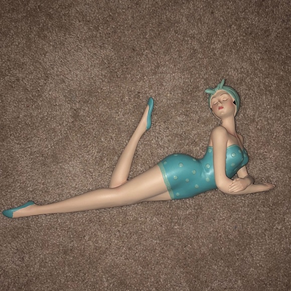 A swimsuit doll detailed accessory - Picture 1 of 3